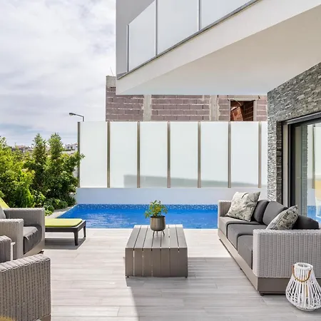 Altido Luxury 3-bed House With Pool
