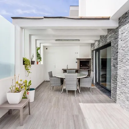 Altido Luxury 3-bed House With Pool *