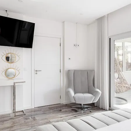 Altido Luxury 3-bed House With Pool