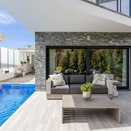 Altido Luxury 3-bed House With Pool *